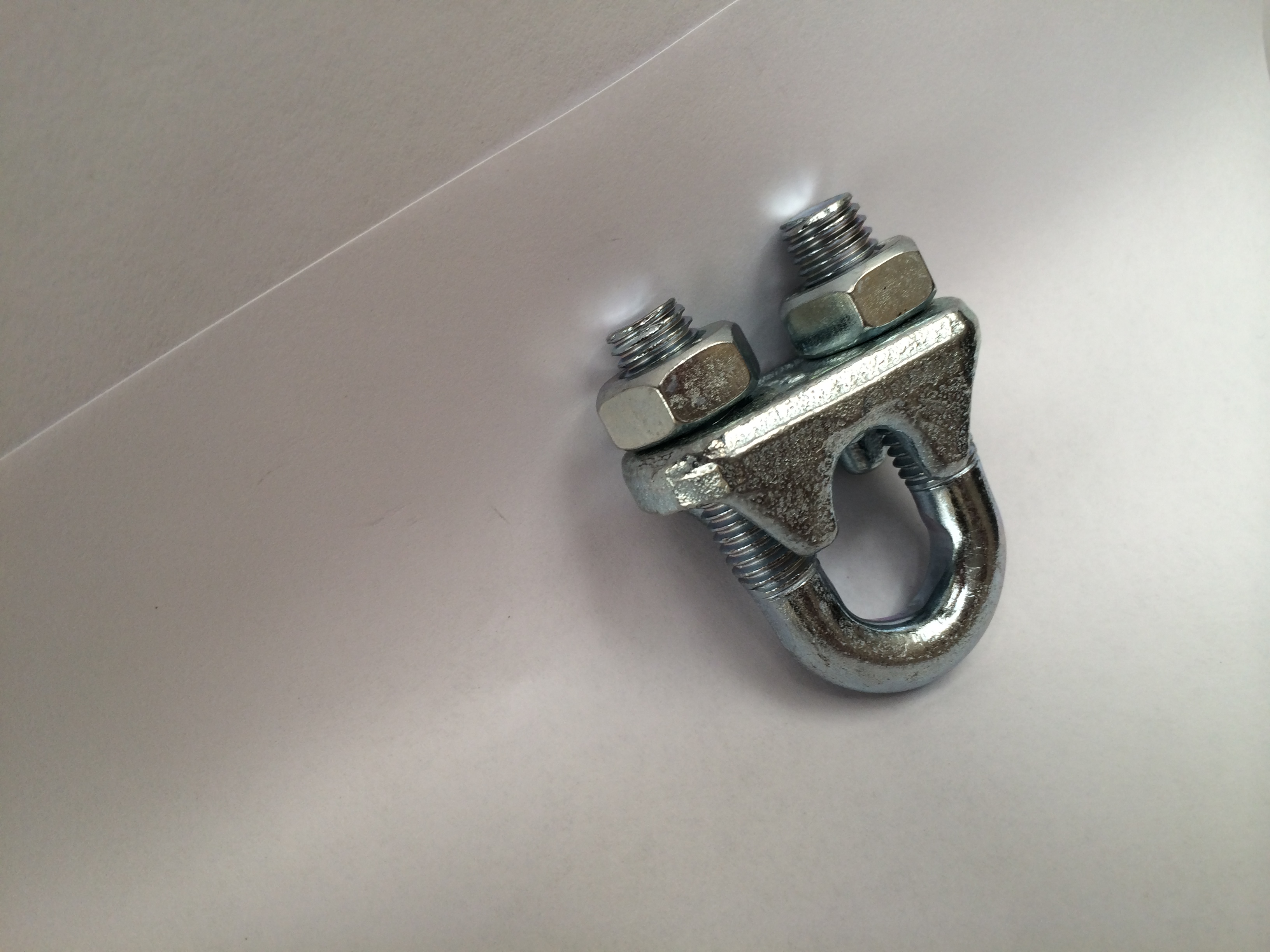 Attache de câble métallique de type A